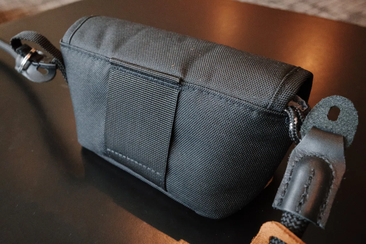 Rear belt attachment band on the OUTDOOR PRODUCTS Camera Pouch 05